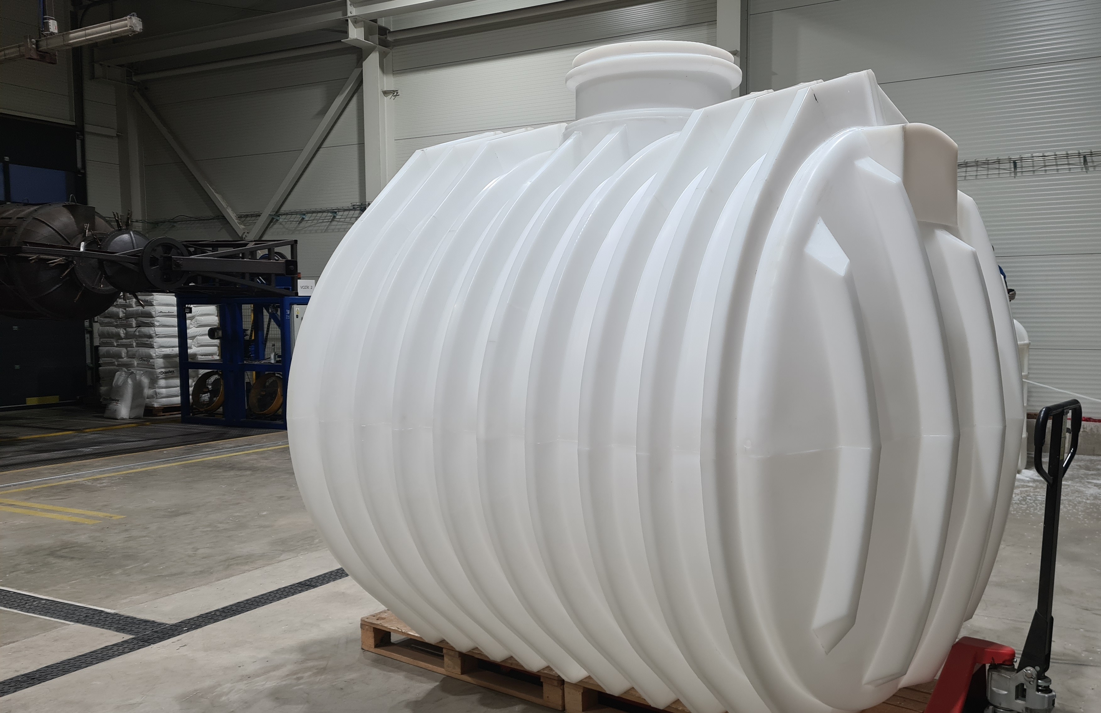 Výroba samonosné plastové nádrže OLYMPIA 7000 v areálu PLASTSVAR